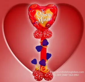 Arreglo de Corazon Gigante Te Quiero Mucho con Base de Globos de Corazones Azules