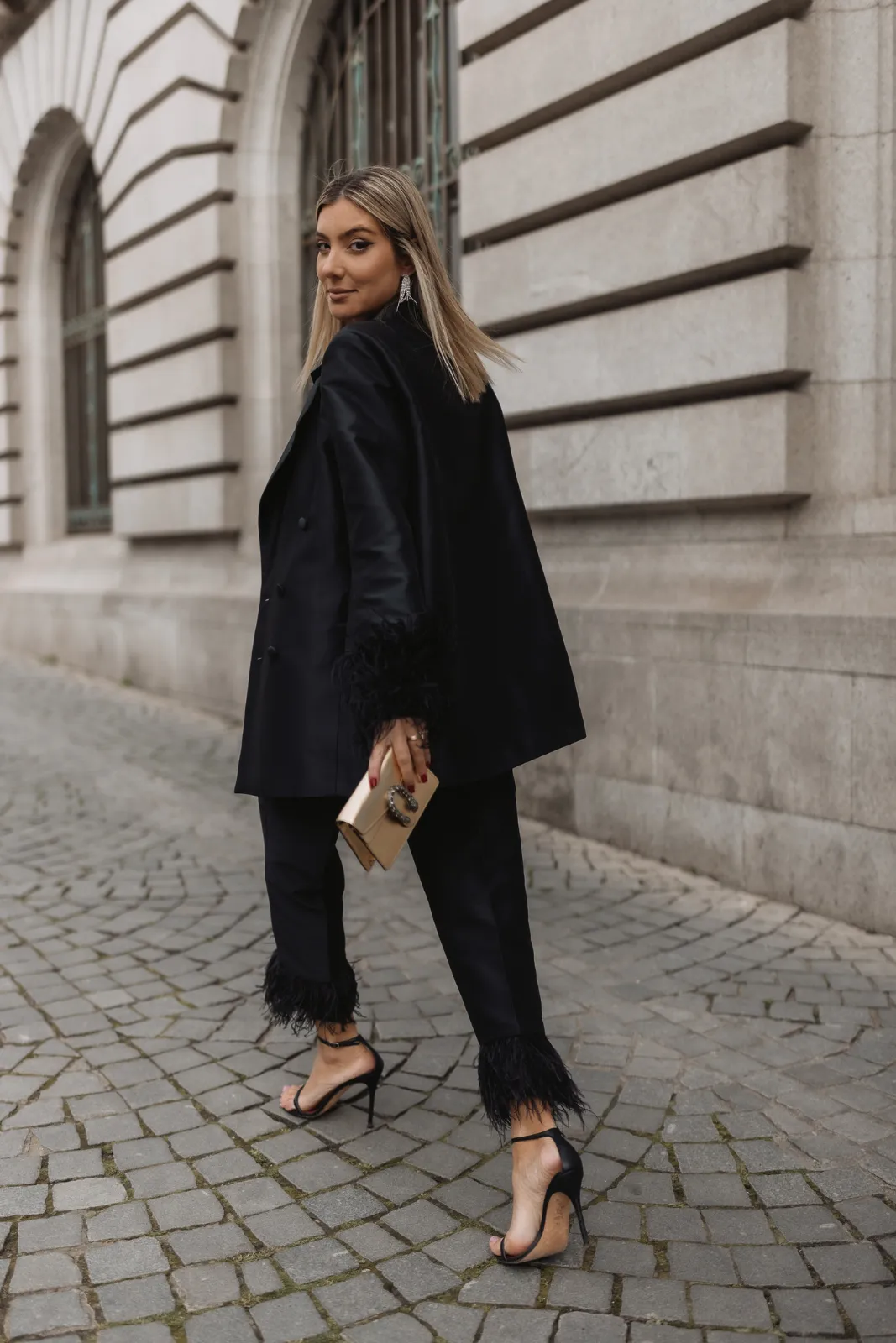 BLAZER OVERSIZED PRETO COM PLUMAS