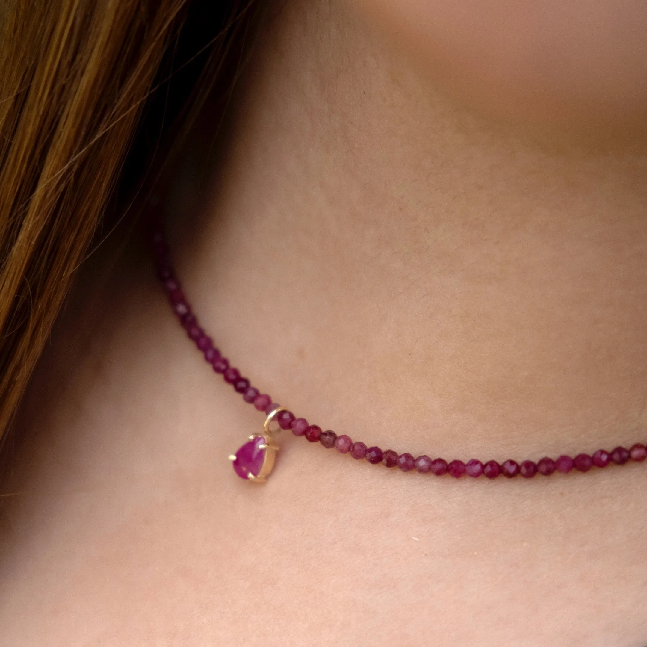 Collar corto dije rubí natural gota y rubies facetados rojo - oro de 14k