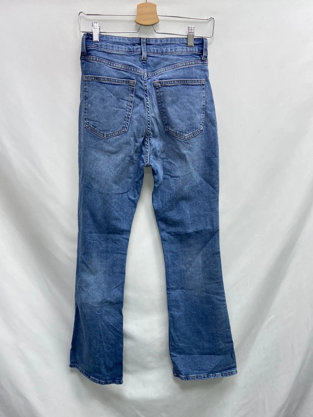 H&M.Pantalones denim acampanados T.38 (Tara)