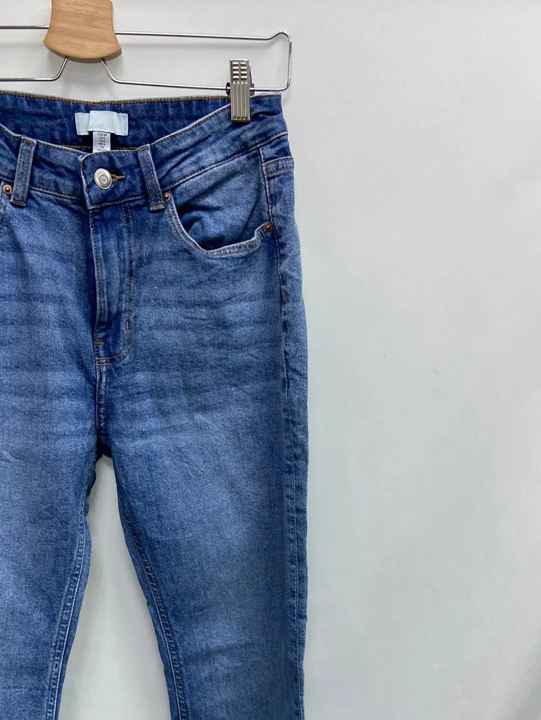 H&M.Pantalones denim acampanados T.38 (Tara)