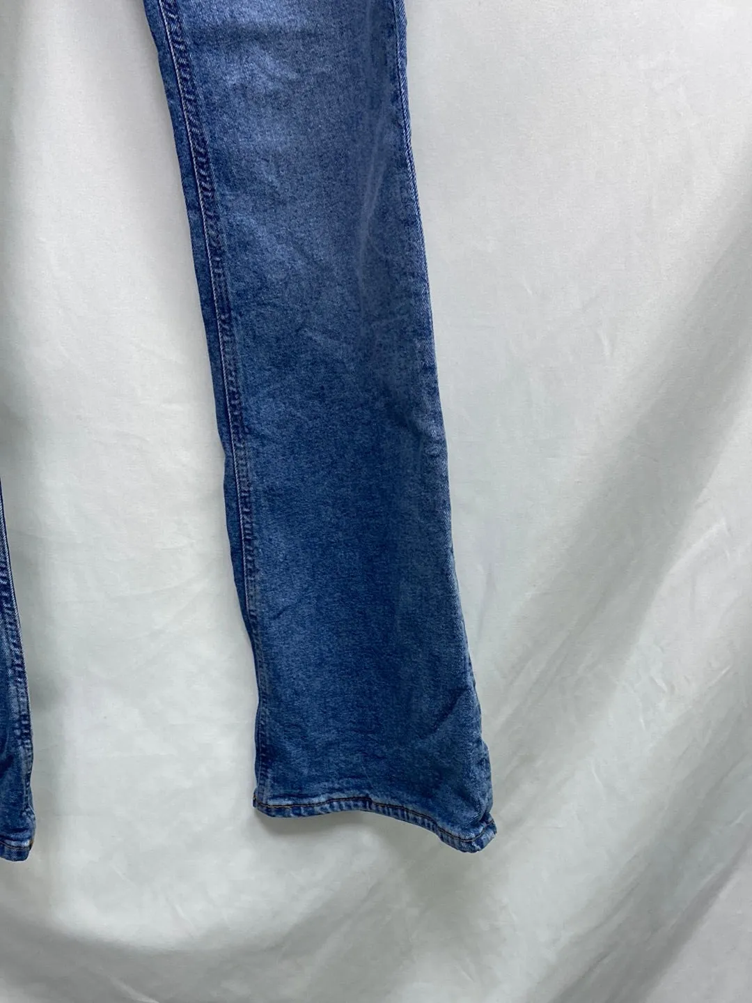H&M.Pantalones denim acampanados T.38 (Tara)