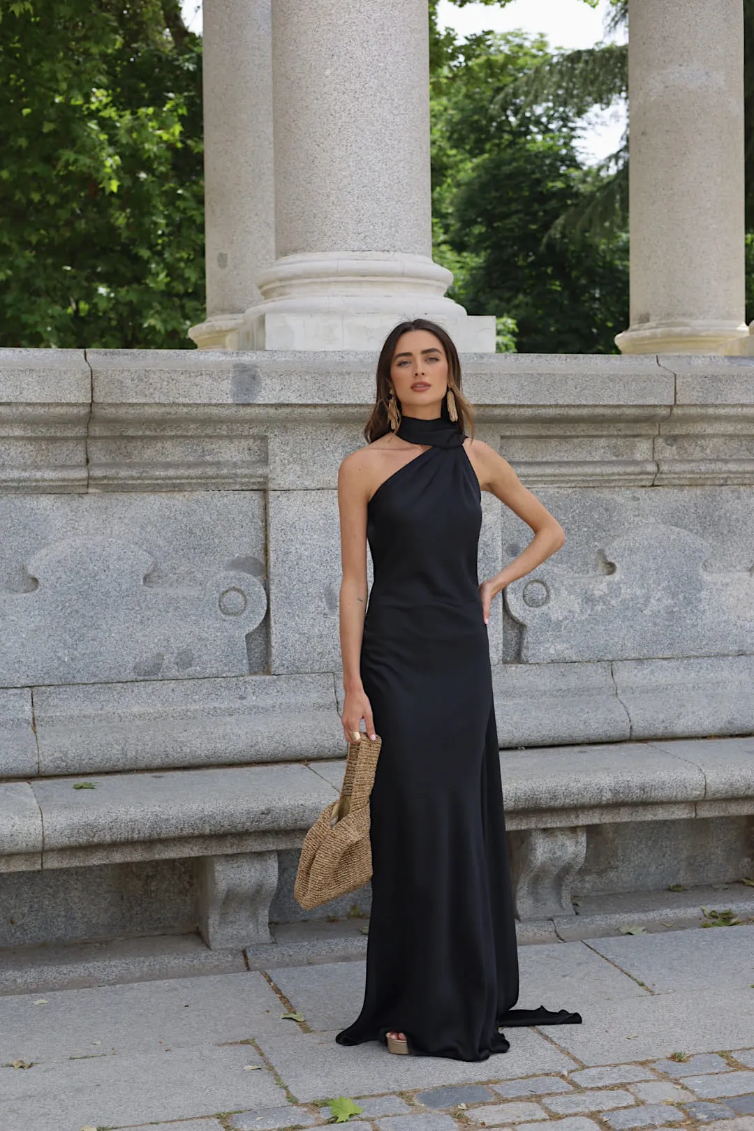VESTIDO COMPRIDO PRETO COM CAPA